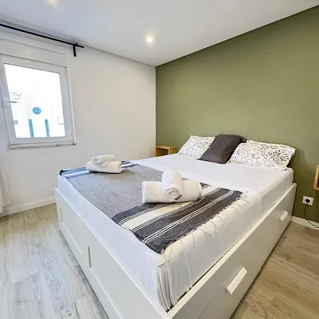 A With Ensuite Bathroom In A T2 At Olivais Homestay *