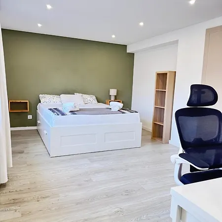 A With Ensuite Bathroom In A T2 At Olivais Rum i privatbostad