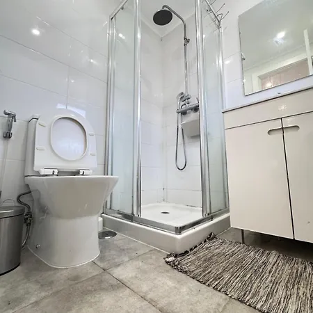 Quarto em Acomodações Particulares A With Ensuite Bathroom In A T2 At Olivais