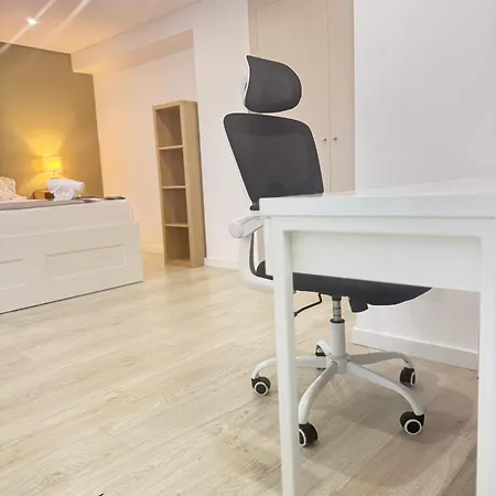 Accommodatie bij particulieren A With Ensuite Bathroom In A T2 At Olivais *