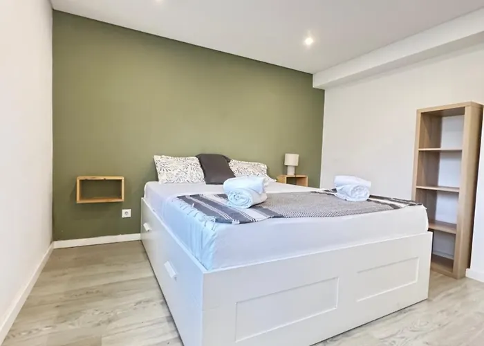 Accommodatie bij particulieren A With Ensuite Bathroom In A T2 At Olivais Lissabon