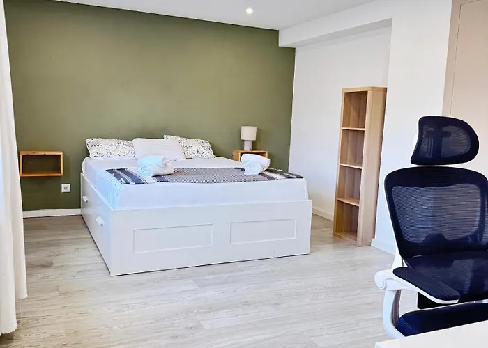 A With Ensuite Bathroom In A T2 At Olivais Accommodatie bij particulieren