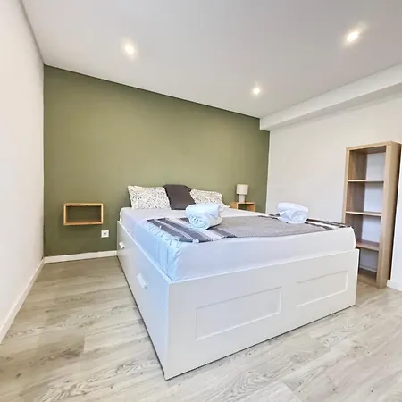 Homestay A With Ensuite Bathroom In A T2 At Olivais Lisbon