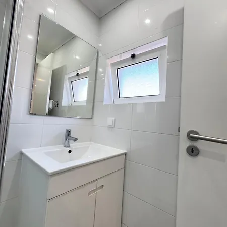A With Ensuite Bathroom In A T2 At Olivais Rum i privatbostad *